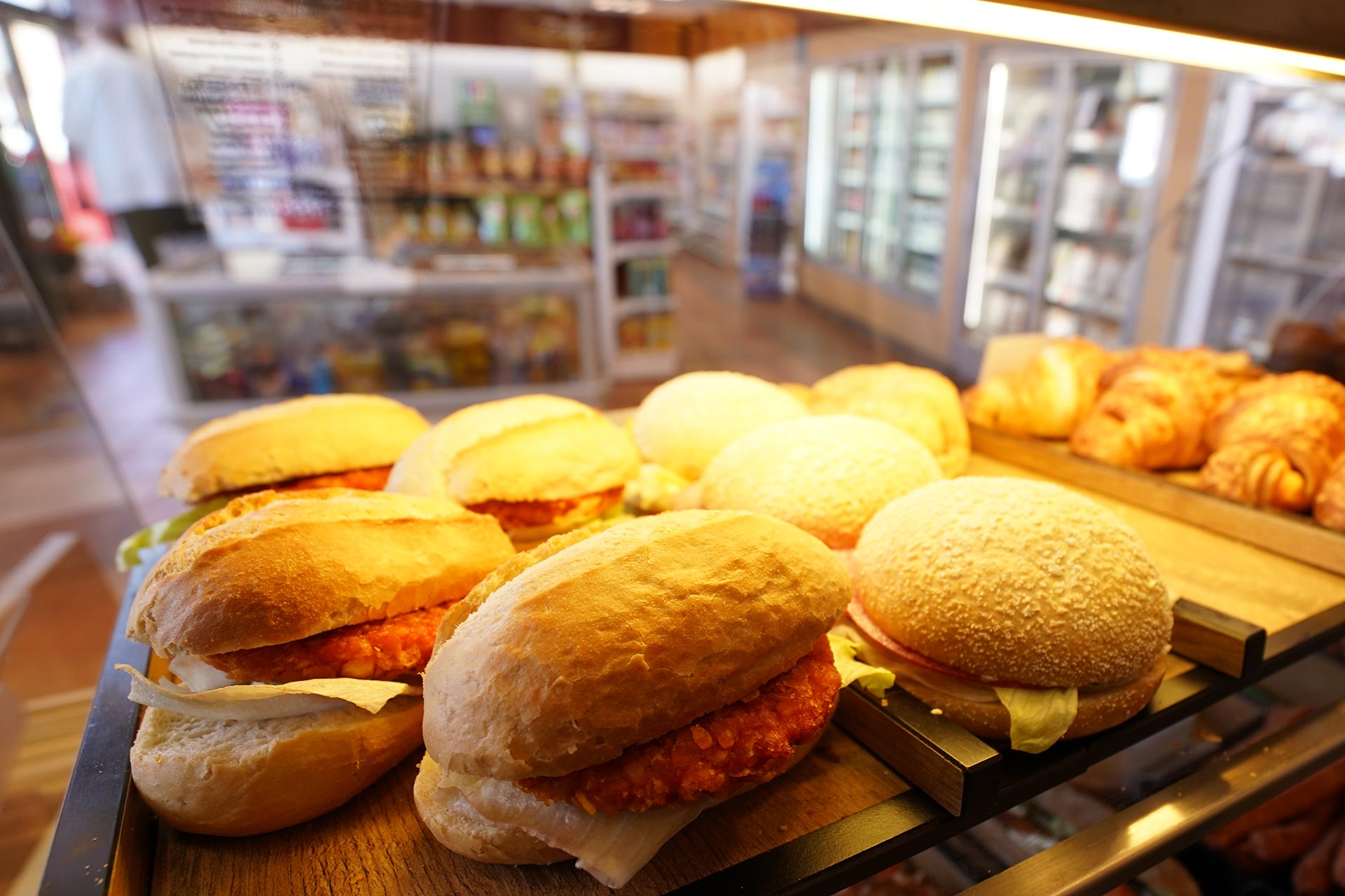täglich frische Brötchen am Tankstellenshop