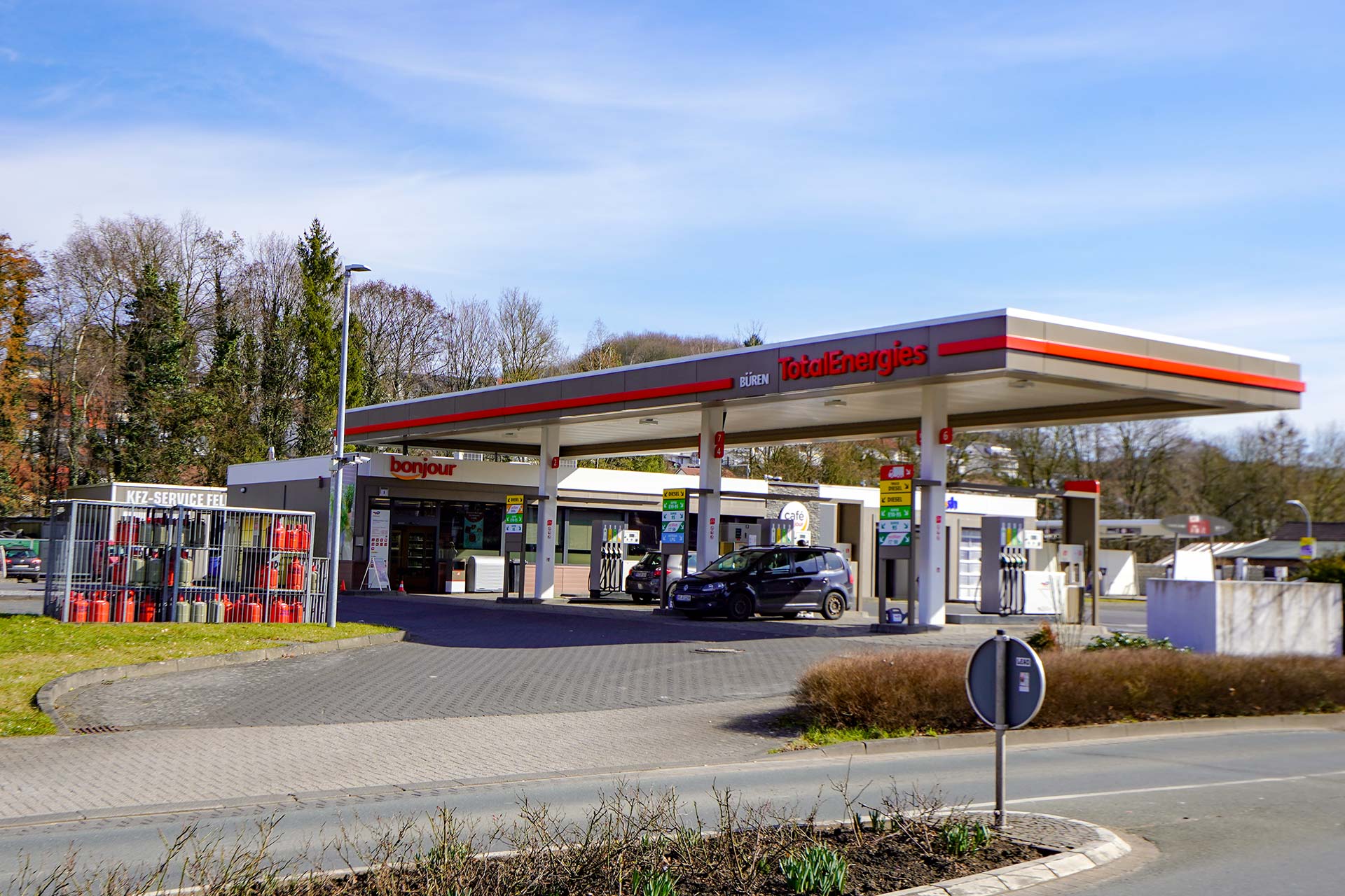 Feldmann-Büren—Tankstelle—KFZ-Werkstatt–Auto-Waschen Blick auf Total Tankstelle und KFZ Werkstatt in Büren